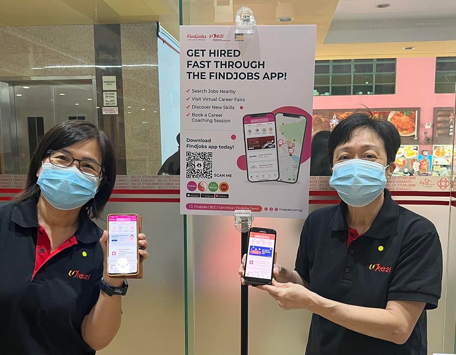 two people showing smartphones with Findjobs app